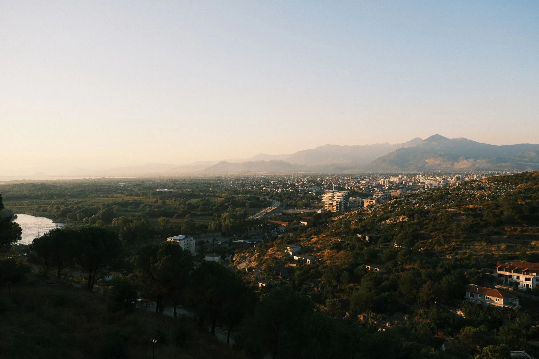 Minibus furgon sur une route de montagne en Albanie au coucher du soleil