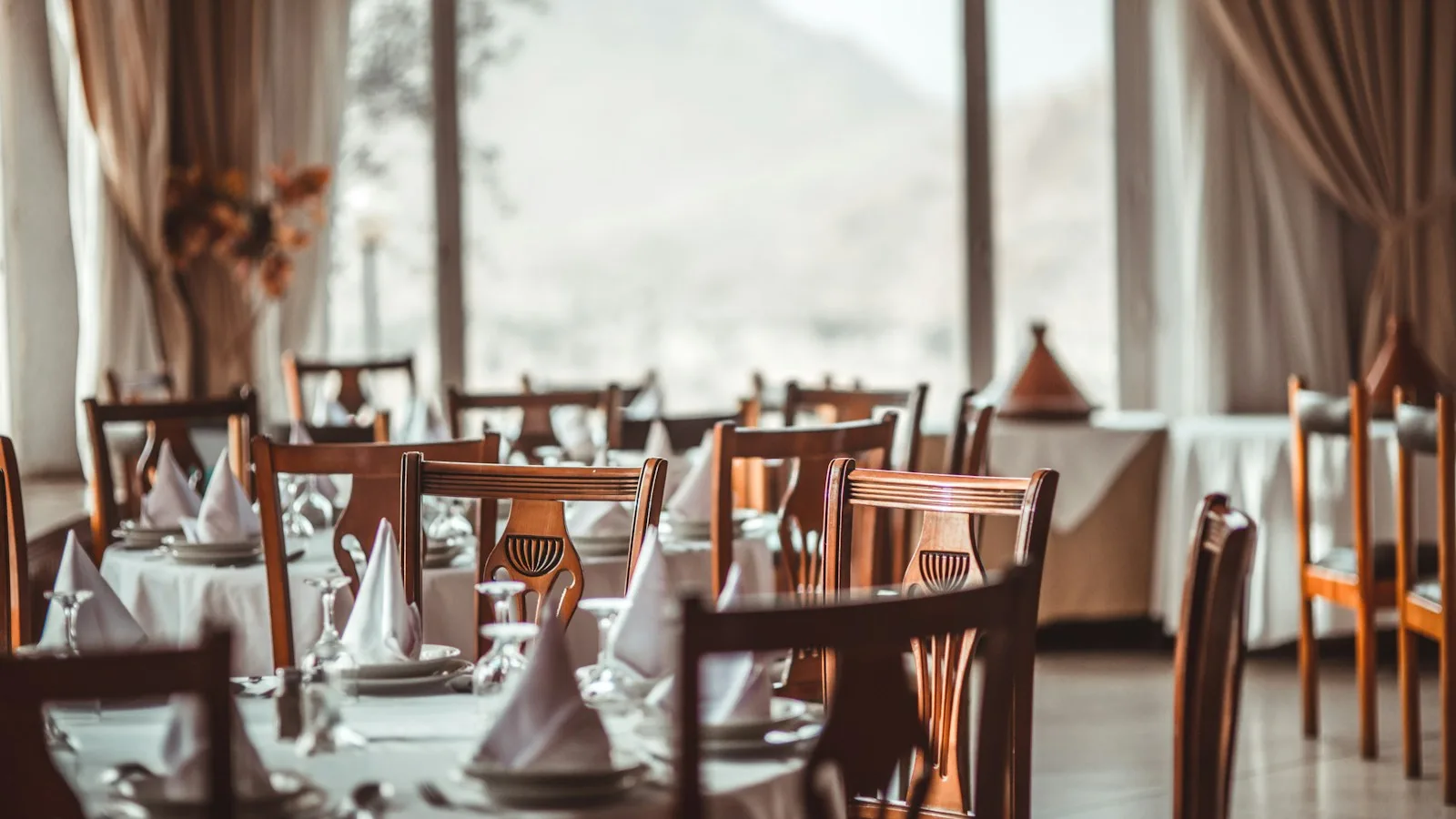 Serveur albanais apportant l'addition sur une terrasse de restaurant à Tirana