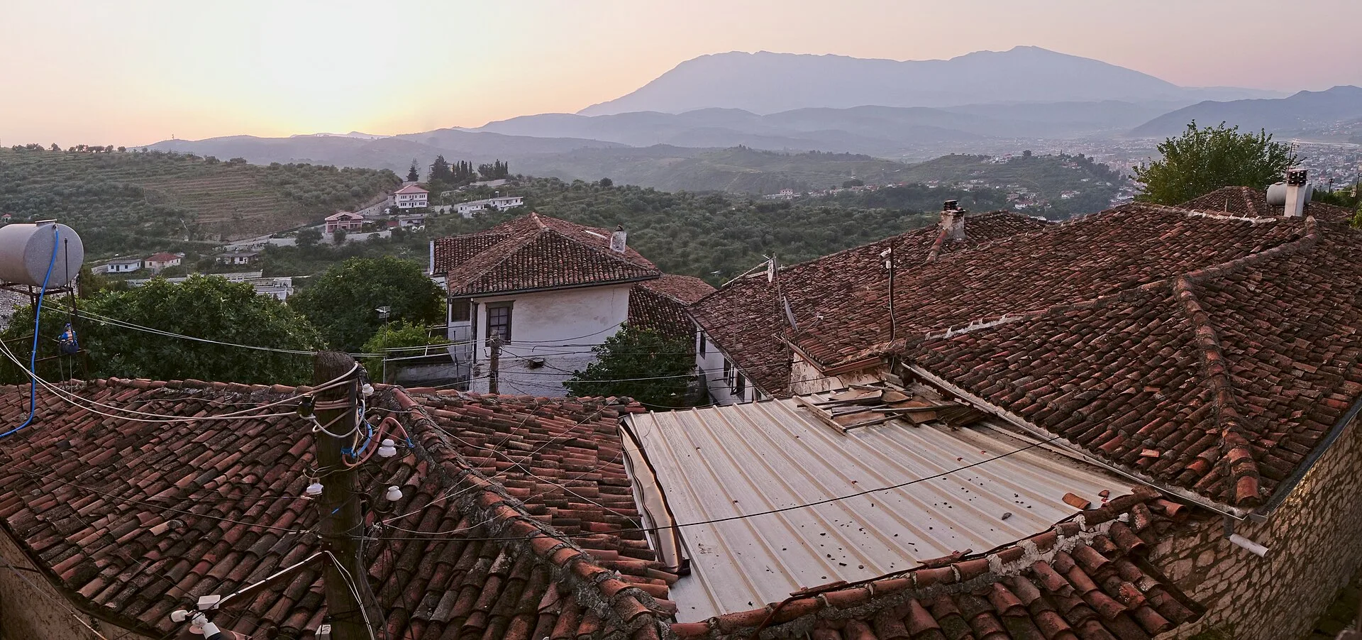 ️ Le quartier Mangalem — les maisons aux mille fenêtres