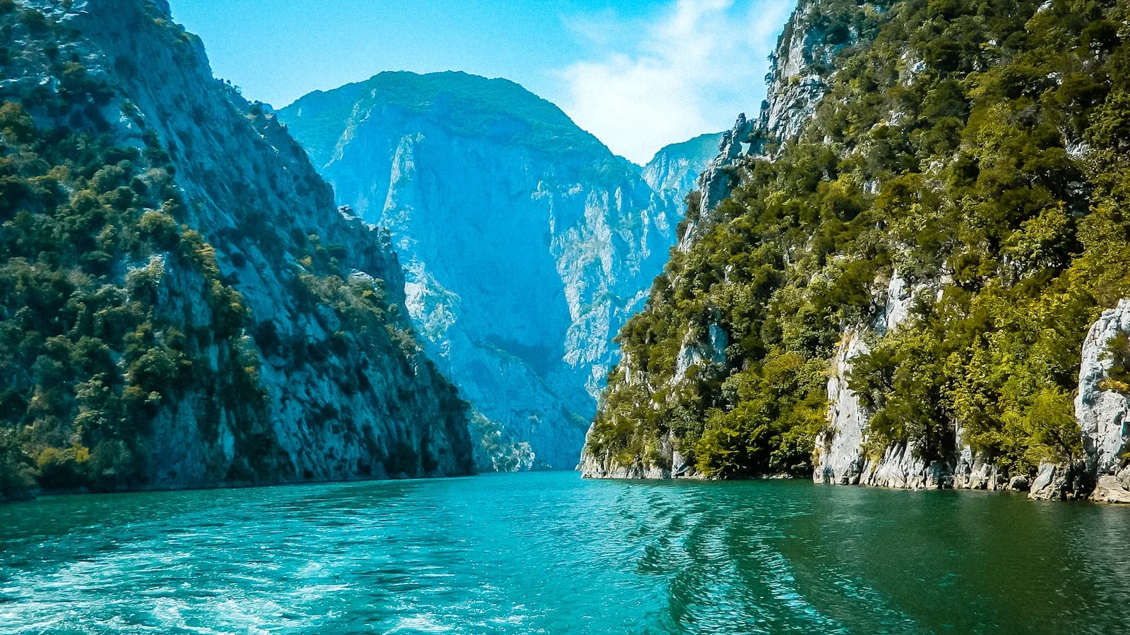 Jour 2 — Le lac de Koman et l'arrivée à Theth