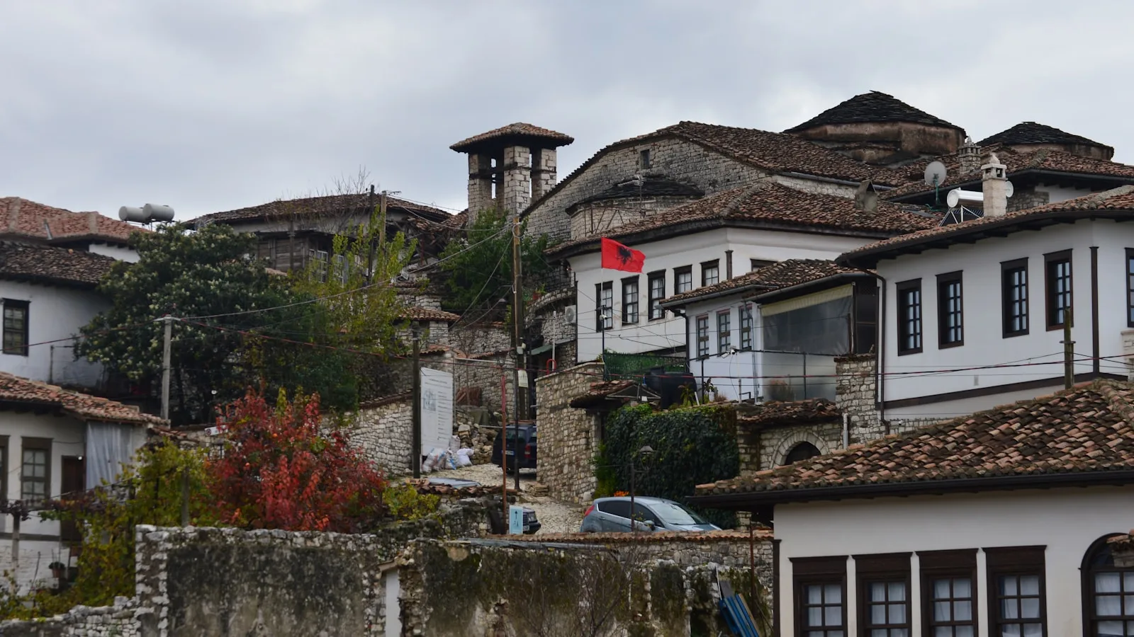 ️ Le quartier de Mangalem : les mille fenêtres