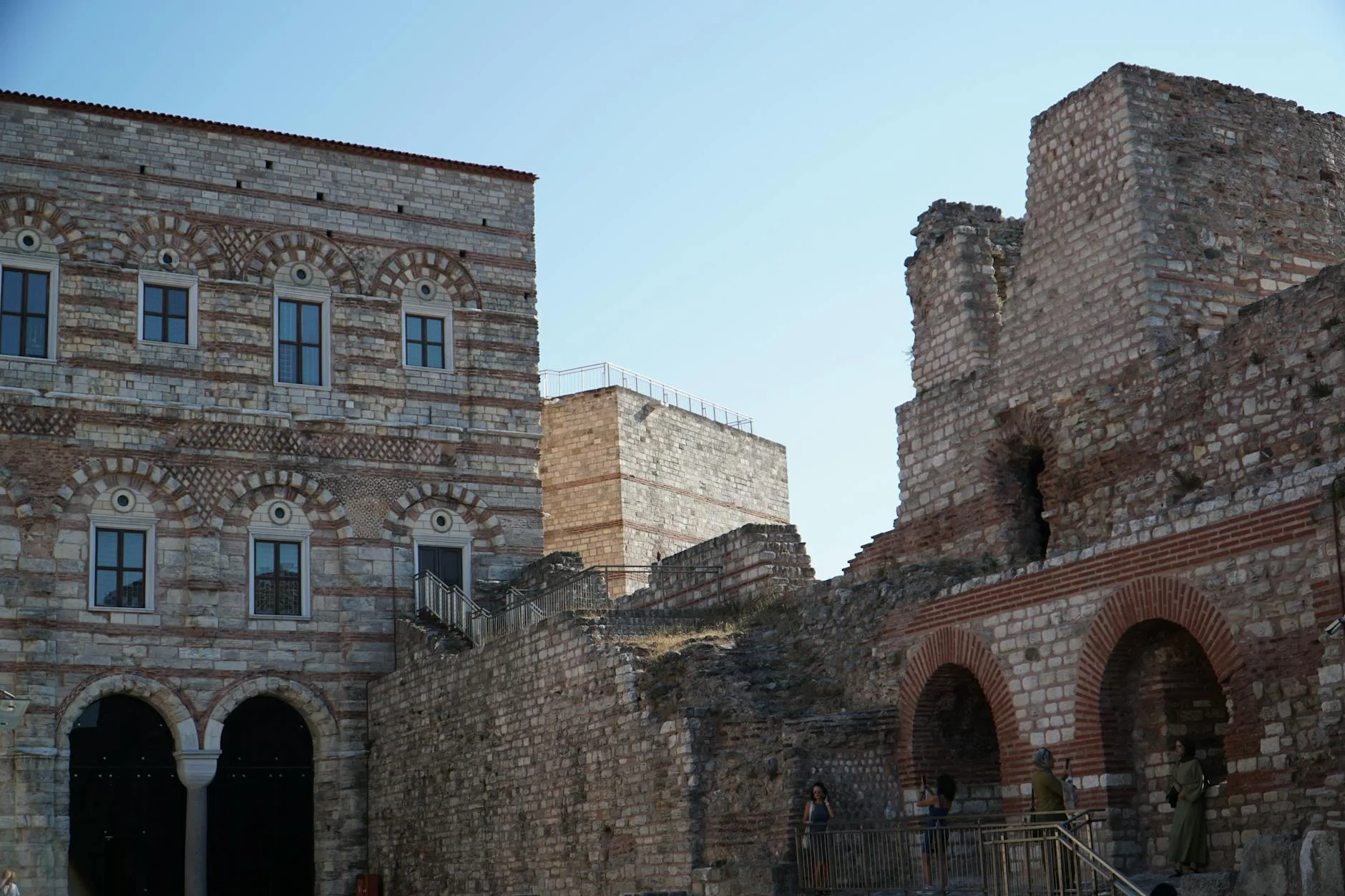 Les remparts byzantins et la tour vénitienne