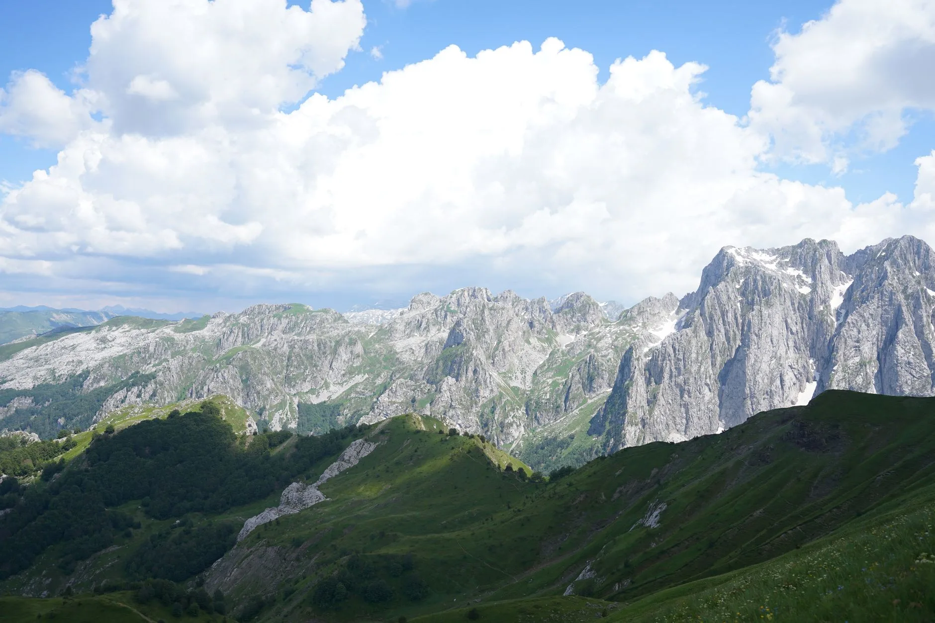 Randonner seule : la vigilance spécifique aux Alpes albanaises